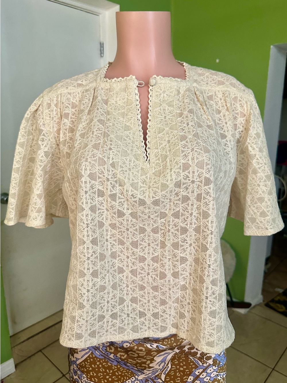 CLAVIE TOP
CRÈME Lace Keyhole Flutter-Sleeve M